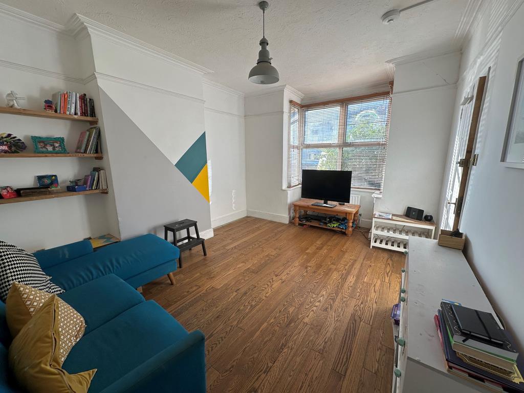 Lot: 166 - TWO-BEDROOM GROUND FLOOR FLAT WITH GARDEN - Living Room with bay window looking onto the front of property